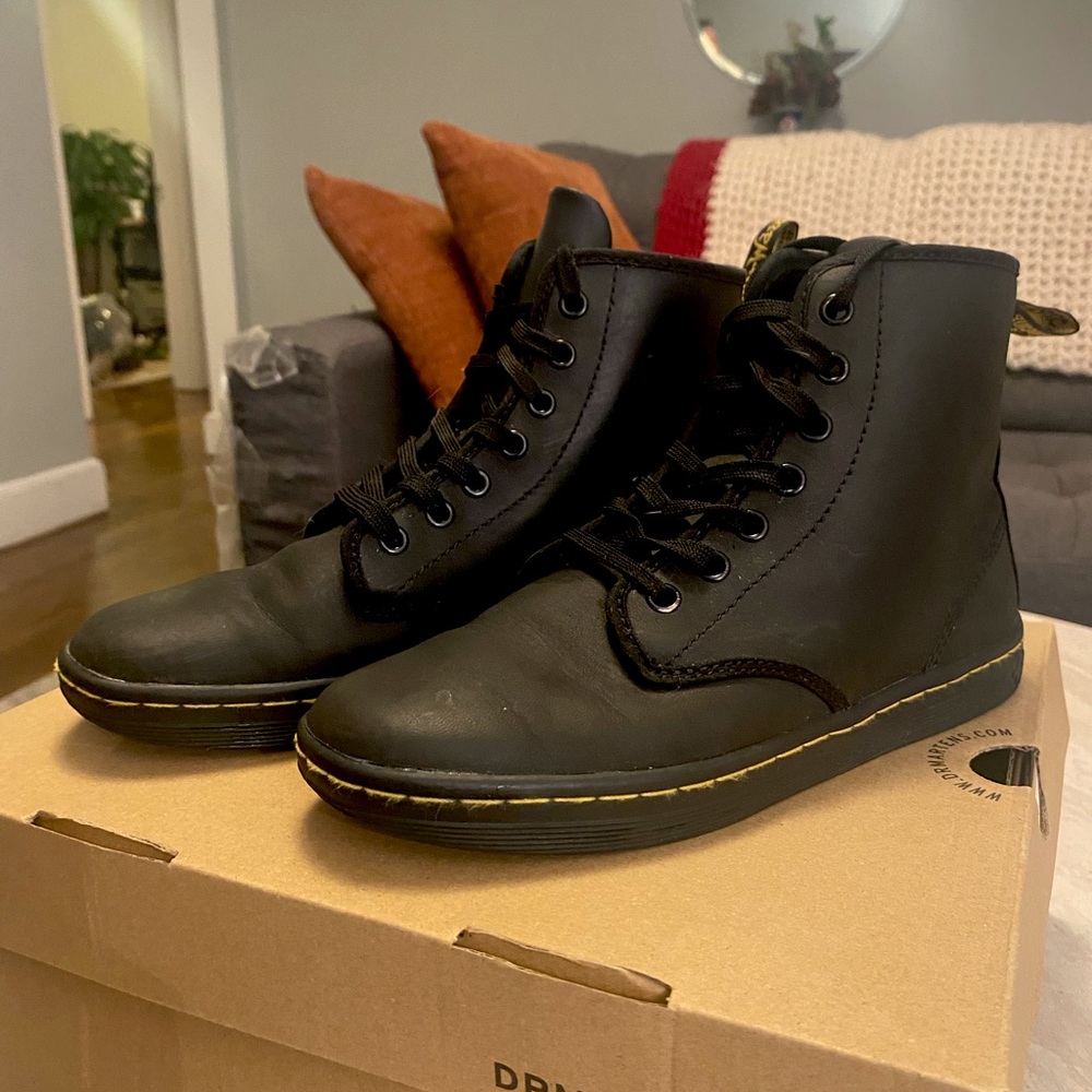 Dr. Martens Sheridan Women’s Casual Boots, Size 6